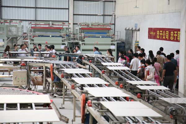 全國經銷商參觀將軍企業生廠車間
(圖1)