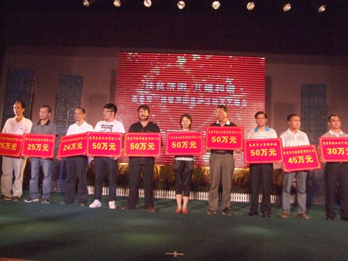 扶貧濟困、共建和諧——將軍企業捐款50萬元
(圖3) 扶貧濟困、共建和諧——將軍企業捐款50萬元
(圖3)