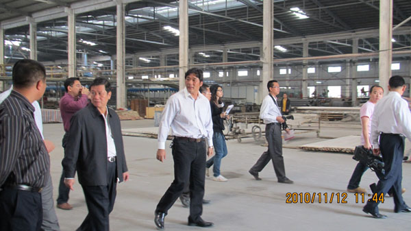 高要市委書記、市人大常委會主任范汝雄一行來我公司考察指導
(圖2) 高要市委書記、市人大常委會主任范汝雄一行來我公司考察指導
(圖2)