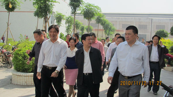 高要市委書記、市人大常委會主任范汝雄一行來我公司考察指導
(圖1) 高要市委書記、市人大常委會主任范汝雄一行來我公司考察指導
(圖1)
