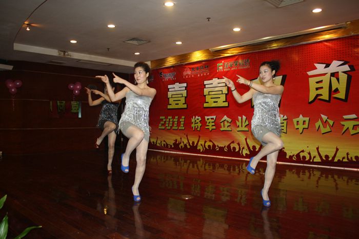 將軍很給力 壹壹向前沖!
(圖8) 將軍很給力 壹壹向前沖!
(圖8)