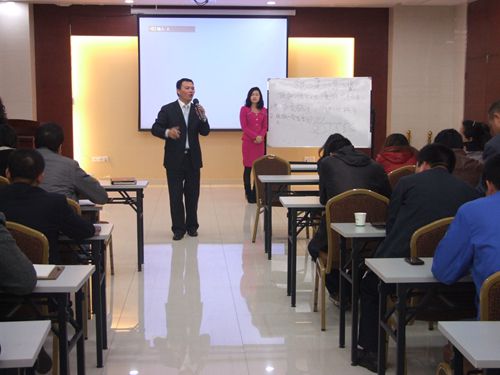 全員“充電” 贏戰2012
(圖1) 全員“充電” 贏戰2012
(圖1)