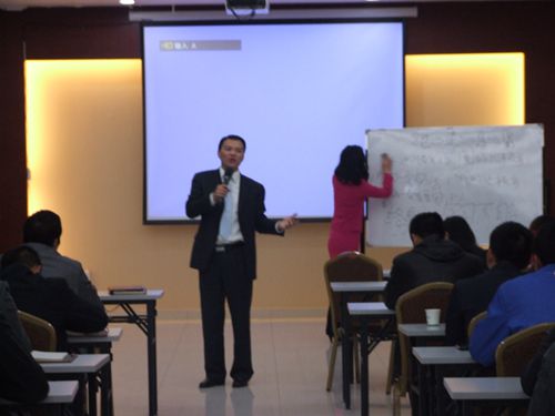 全員“充電” 贏戰2012
(圖4) 全員“充電” 贏戰2012
(圖4)