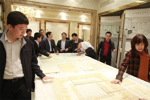 陜西省委常委延安市委書記姚引良一行蒞臨將軍企業參觀指導
(圖2) 陜西省委常委延安市委書記姚引良一行蒞臨將軍企業參觀指導
(圖2)