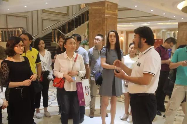 【企業文化交流】深圳清華大學研究院嘉賓到訪將軍企業參觀交流
(圖1) 【企業文化交流】深圳清華大學研究院嘉賓到訪將軍企業參觀交流
(圖1)