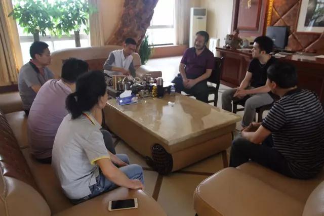 中央軍委后勤保障部領導 參觀考察大將軍陶瓷
(圖1) 中央軍委后勤保障部領導 參觀考察大將軍陶瓷
(圖1)