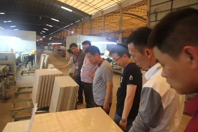 中央軍委后勤保障部領導 參觀考察大將軍陶瓷
(圖2) 中央軍委后勤保障部領導 參觀考察大將軍陶瓷
(圖2)