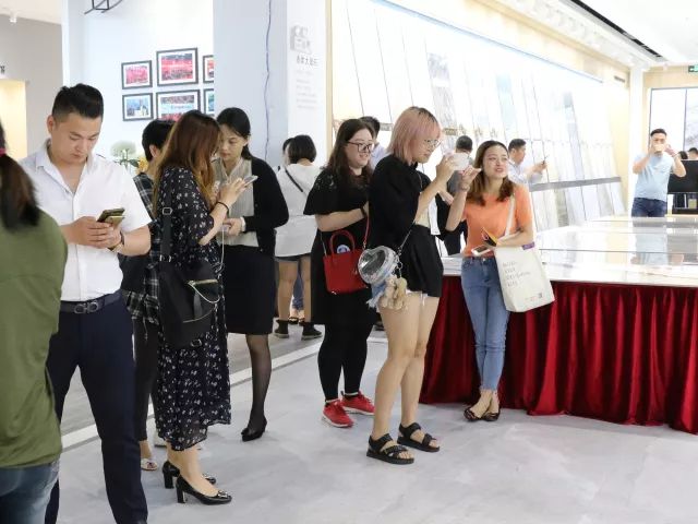 設想未來丨將軍企業2018新品發布會暨《夢想的空間》中國年度室內設計競賽沙龍發布會圓滿召開!
(圖13) 設想未來丨將軍企業2018新品發布會暨《夢想的空間》中國年度室內設計競賽沙龍發布會圓滿召開!
(圖13)